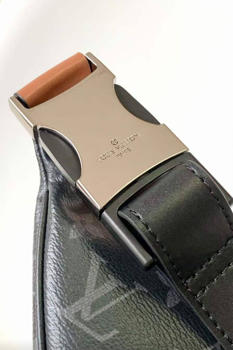 Lоuis Vuittоn Кожаная сумка на пояс Discovery Monogram Eclipse 37х14х13 см