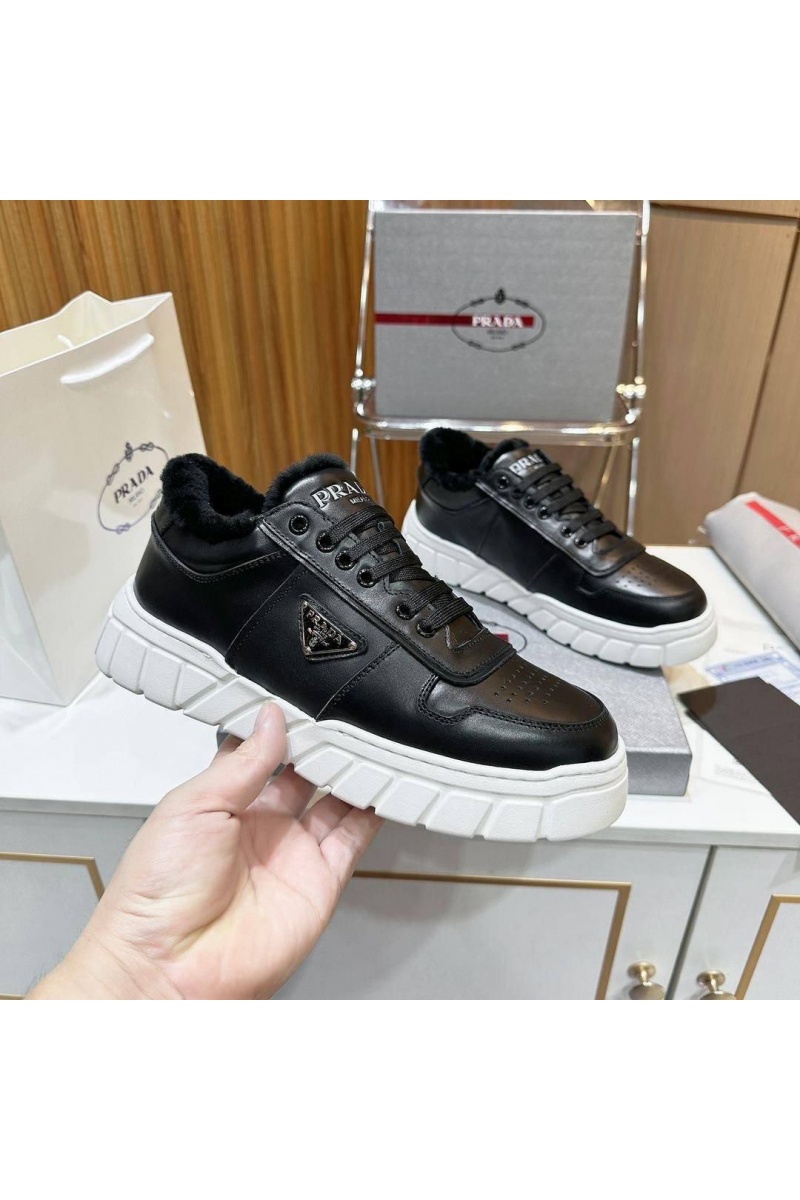 Prada Кожаные кроссовки с мехом 