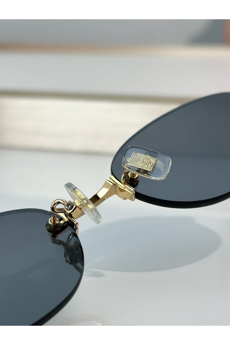 MIU MIU Женские солнцезащитные очки с чёрными линзами