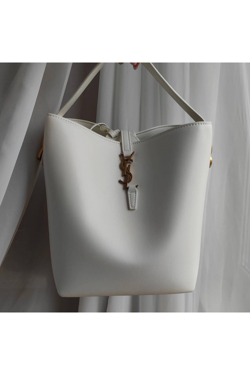 Yves Saint Laurent Кожаная белая сумка 27x30 см