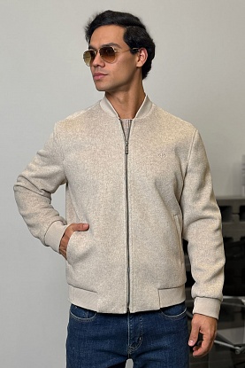 Мужской бомбер бежевого цвета
