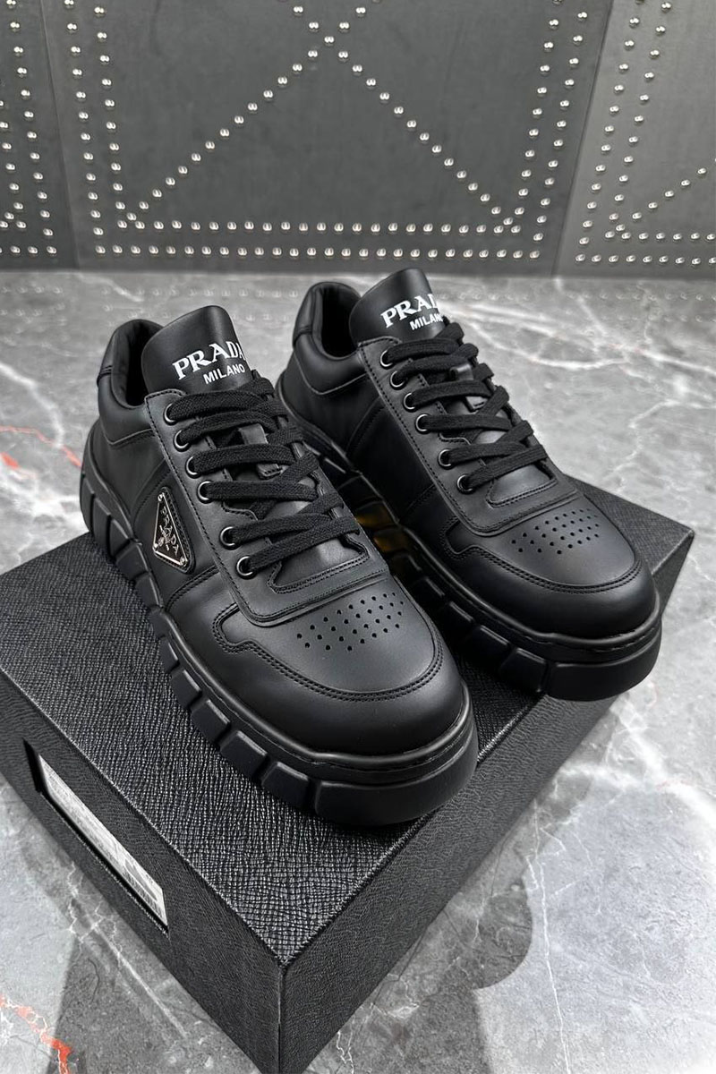 Prada Кожаные кроссовки logo-plaque - Black
