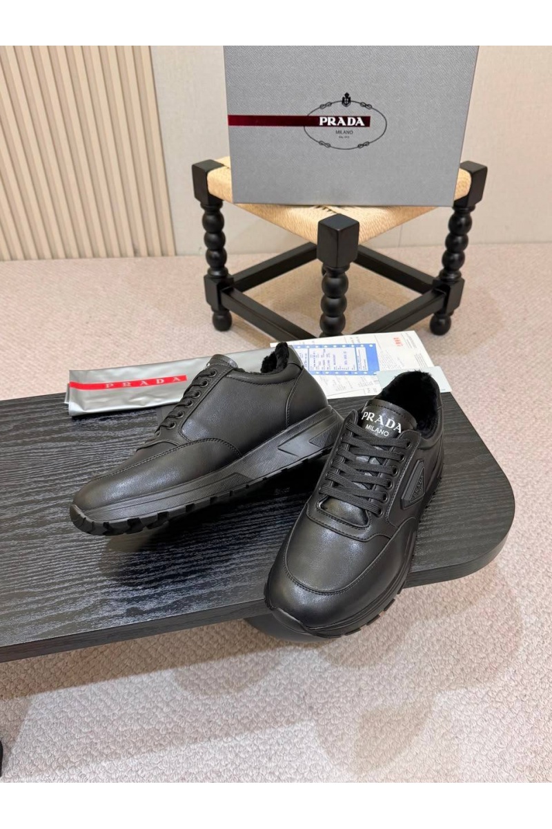 Prada Кожаные кроссовки с мехом logo-plaque