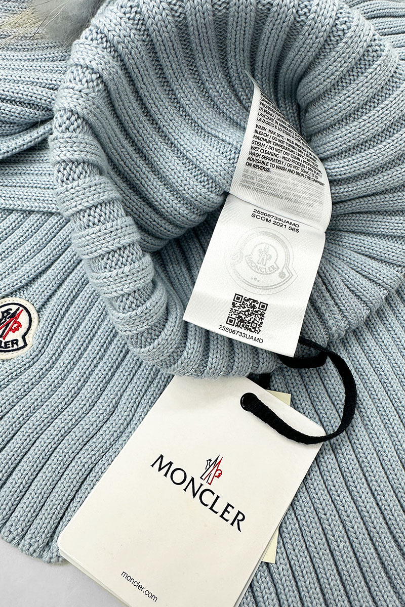 Moncler Комплект из шапки и шарфа голубого цвета logo-patch